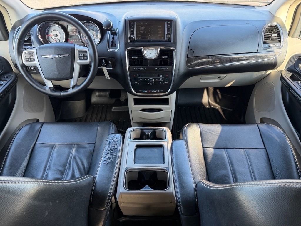 Used 2014 Chrysler Town & Country Touring image 17