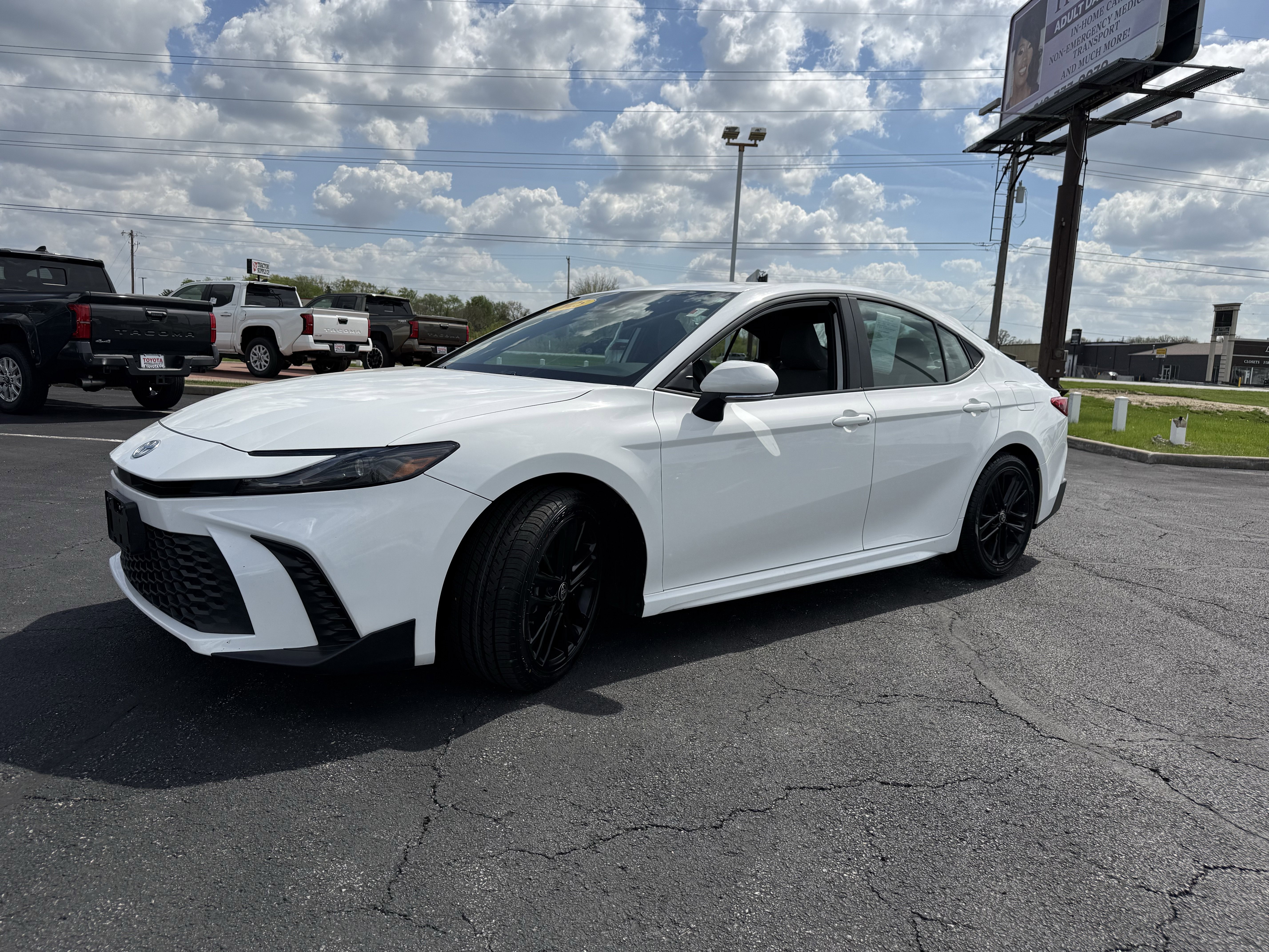 Used 2025 Toyota Camry SE FWD image 4