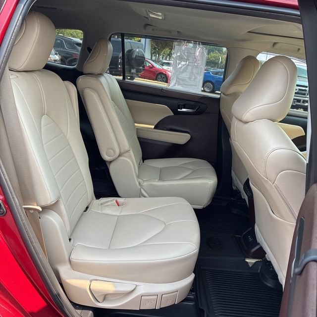 Used 2022 Toyota Highlander XLE AWD/4WD image 11