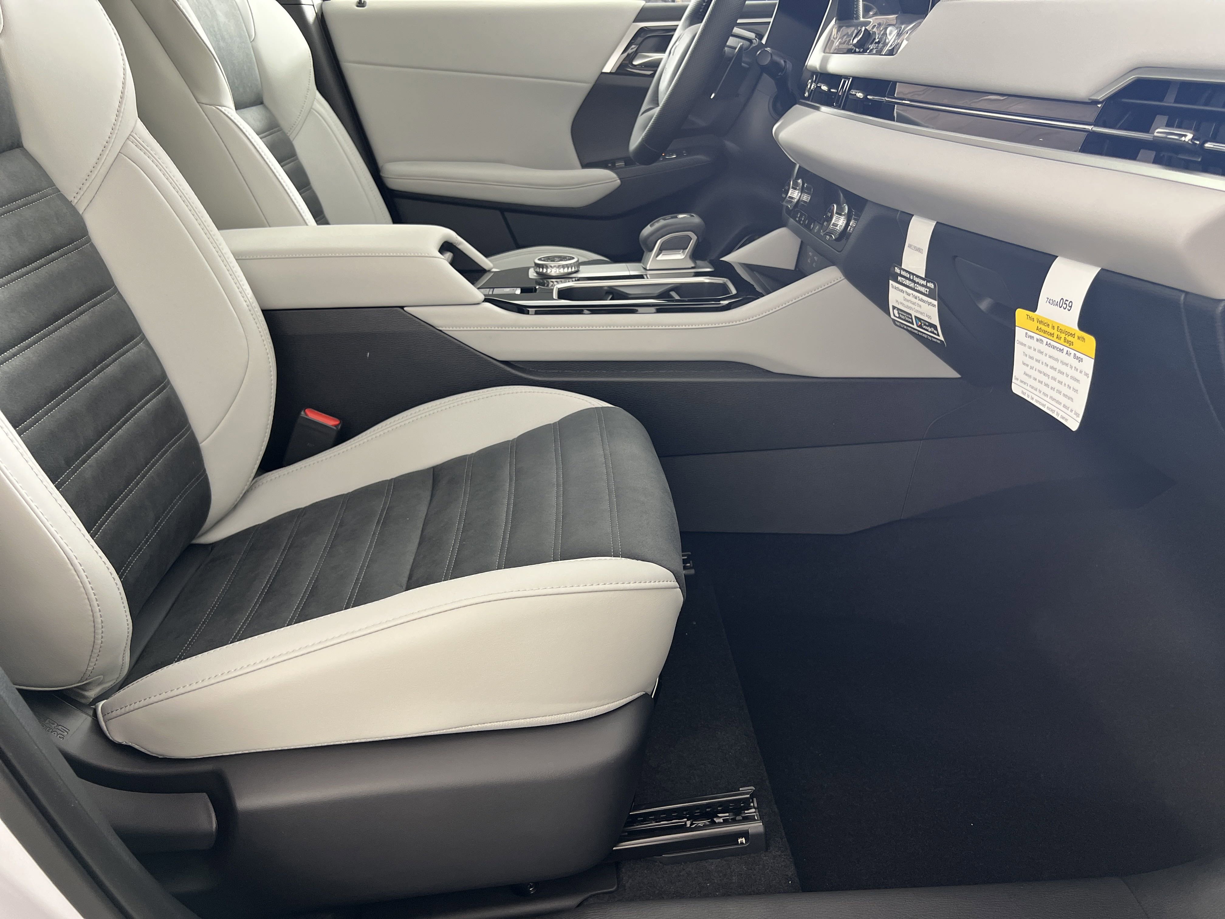 New 2025 Mitsubishi Outlander SE image 14