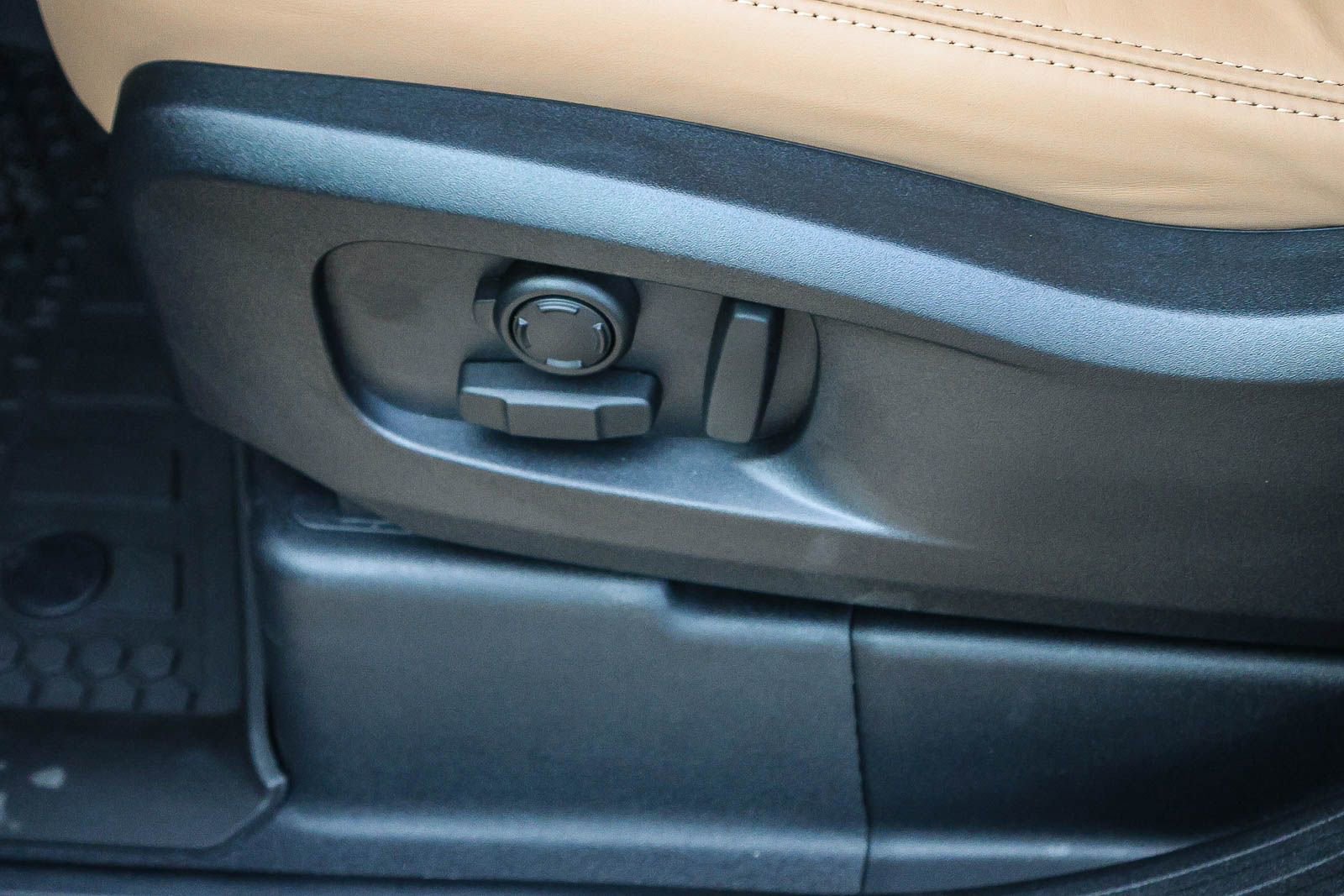 New 2026 Land Rover Defender 110 X-Dynamic SE image 31