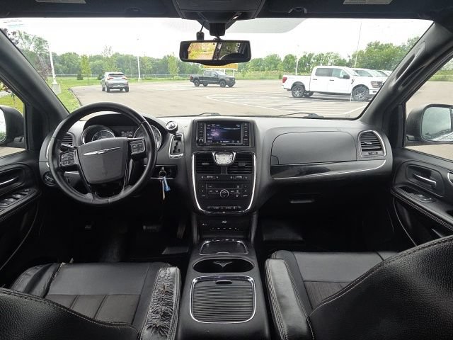 Used 2015 Chrysler Town & Country S FWD image 20