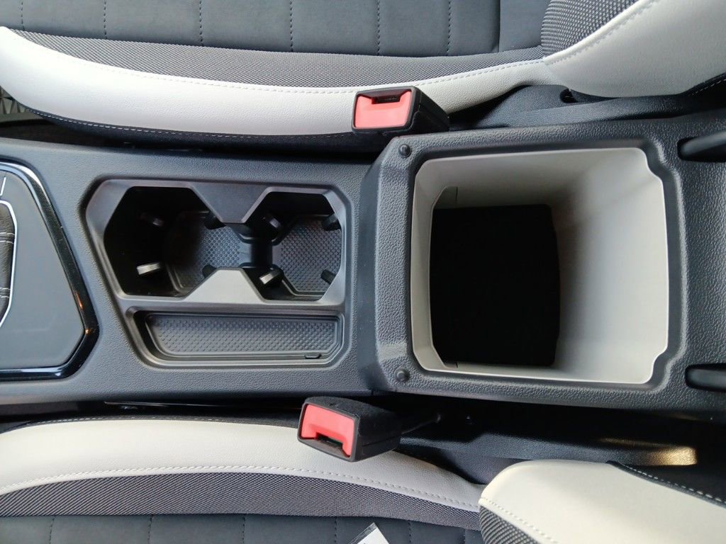 Used 2025 Volkswagen Taos SE image 23