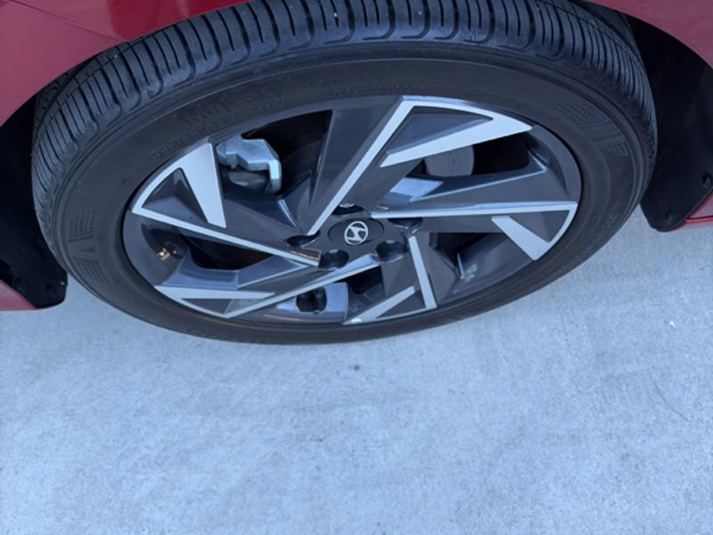 Used 2024 Hyundai Elantra Limited image 17