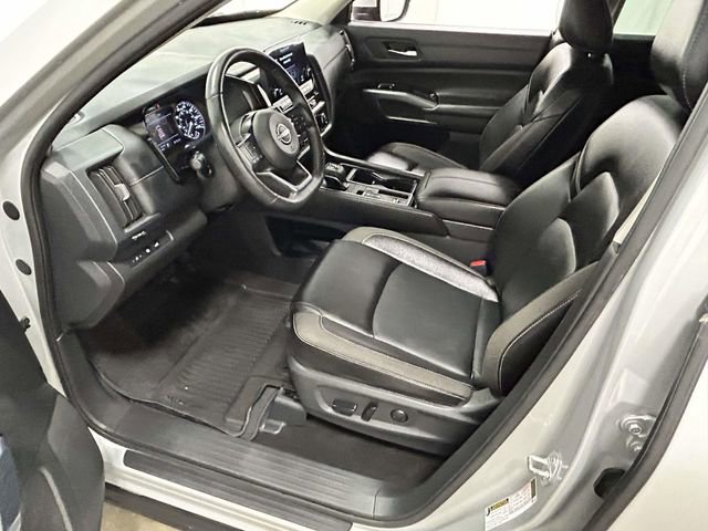 Used 2024 Nissan Pathfinder SL w/ Black Appearance Package FWD image 12