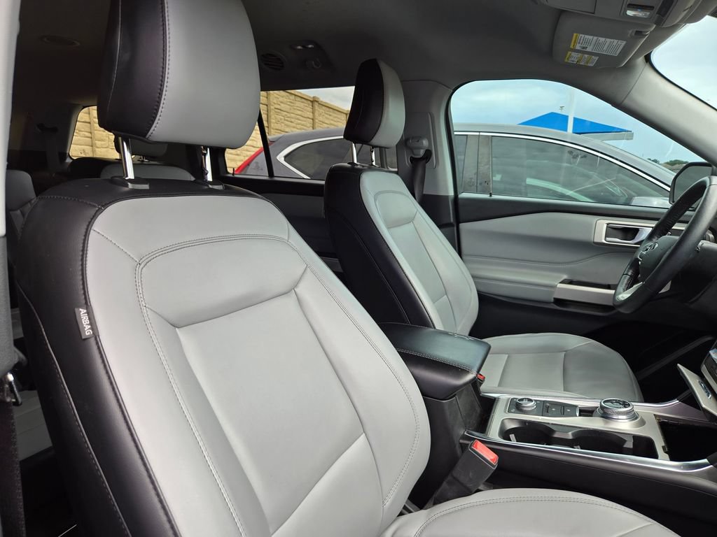 Used 2021 Ford Explorer XLT w/ Equipment Group 202A AWD/4WD image 17