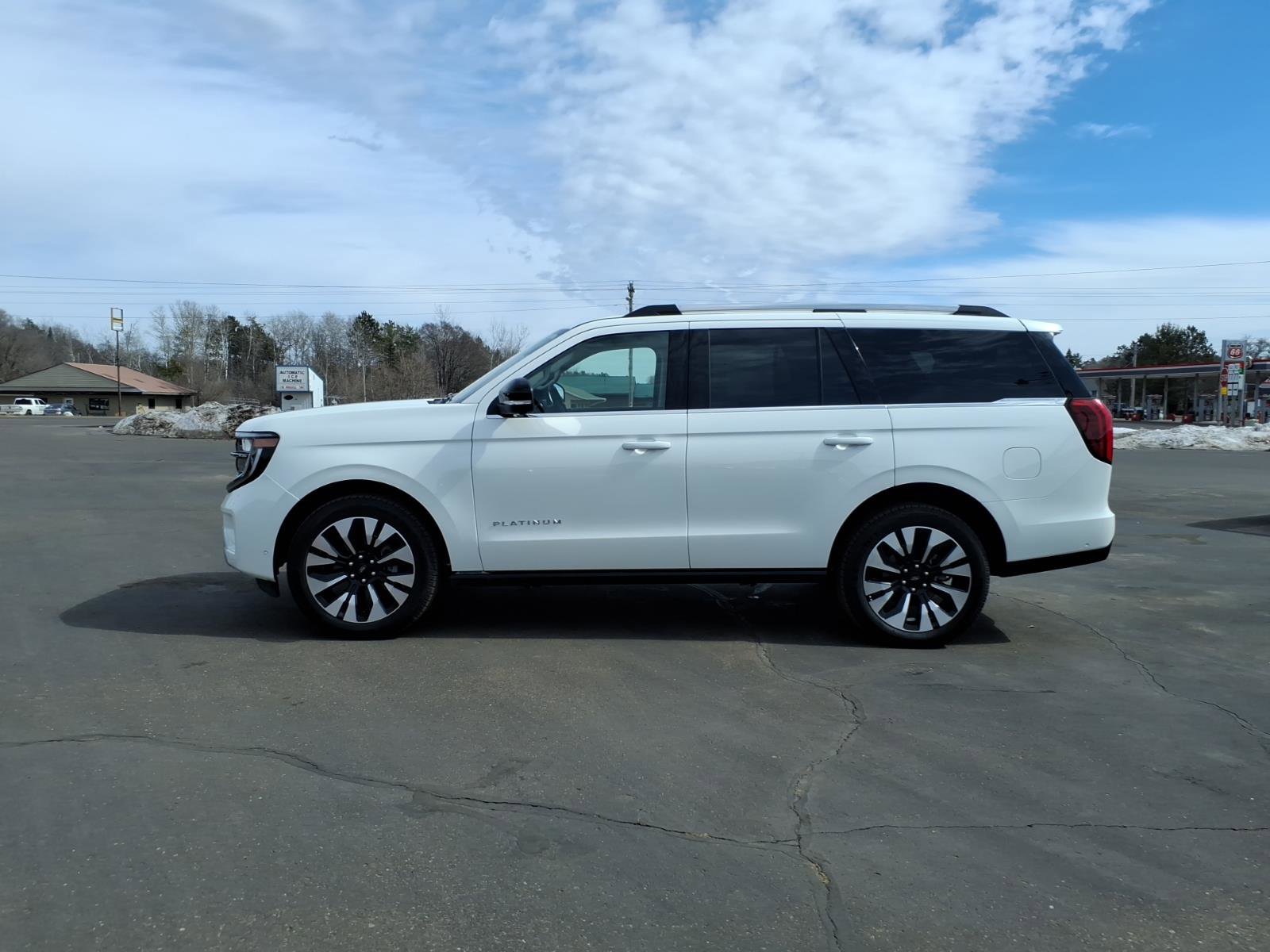 Used 2025 Ford Expedition Platinum w/ Driver's Package AWD/4WD image 2