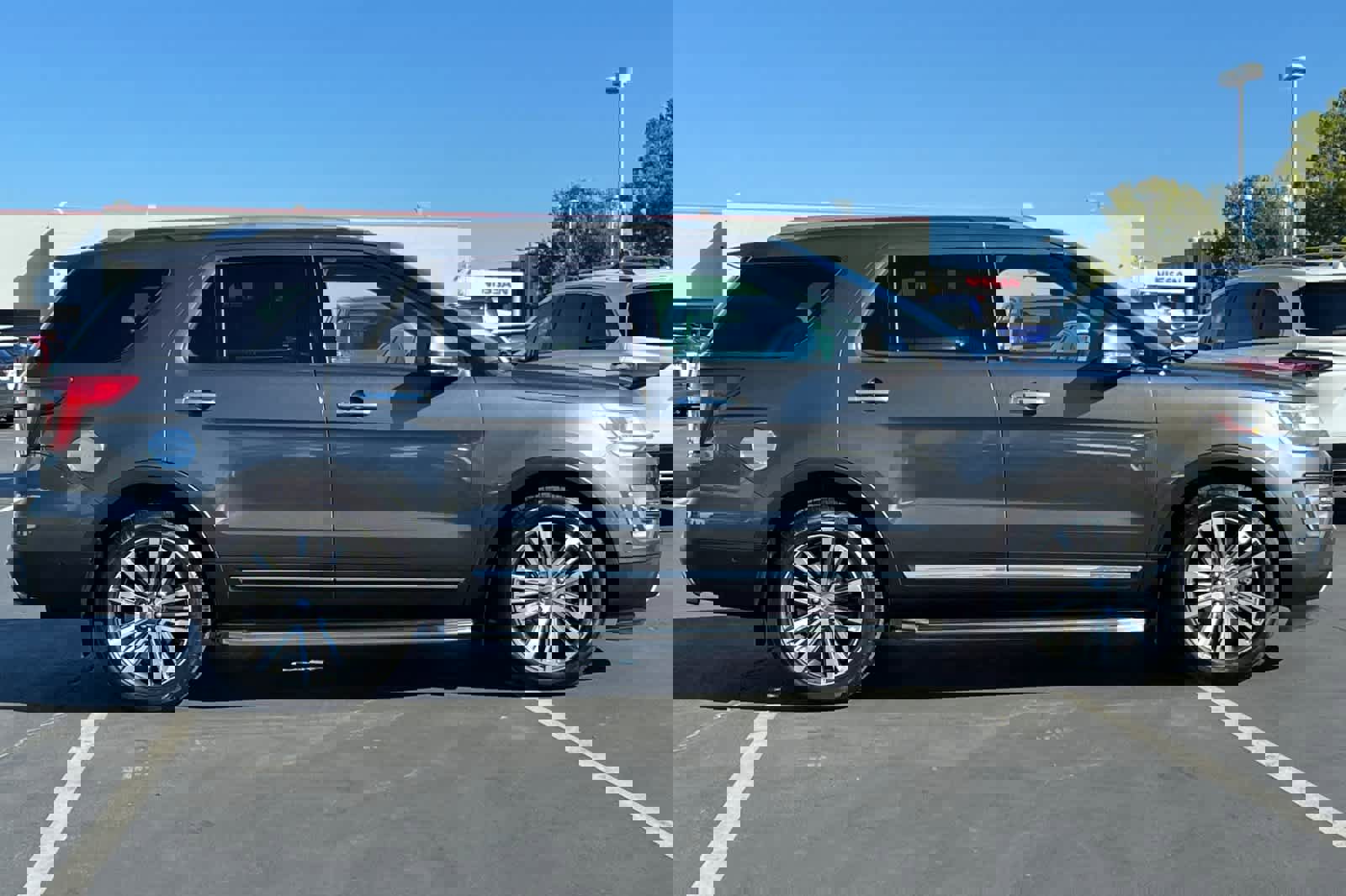 Used 2017 Ford Explorer Platinum image 6