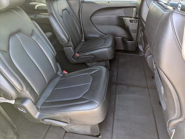 Used 2025 Chrysler Pacifica Select image 18