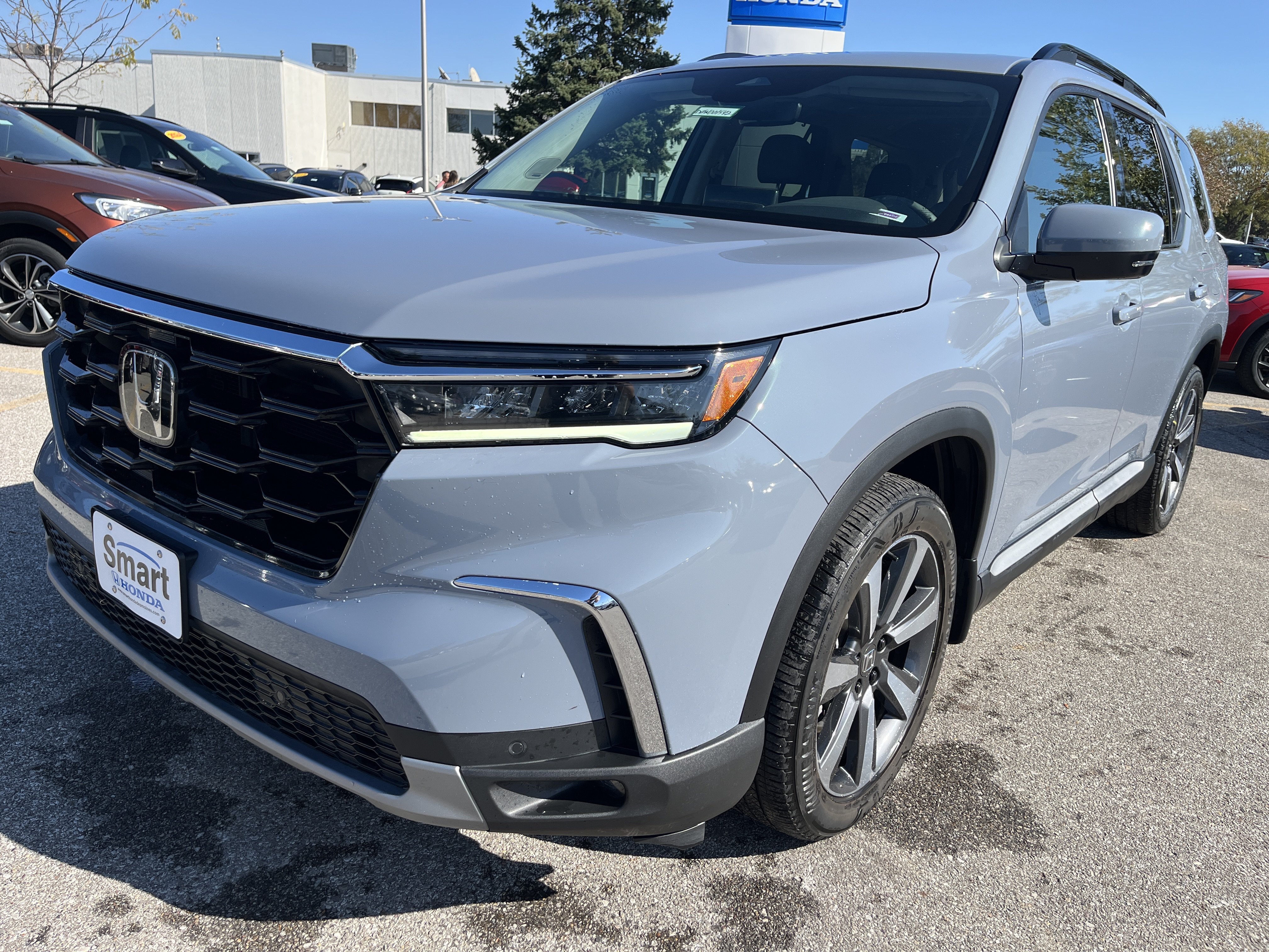Used 2025 Honda Pilot Touring image 2