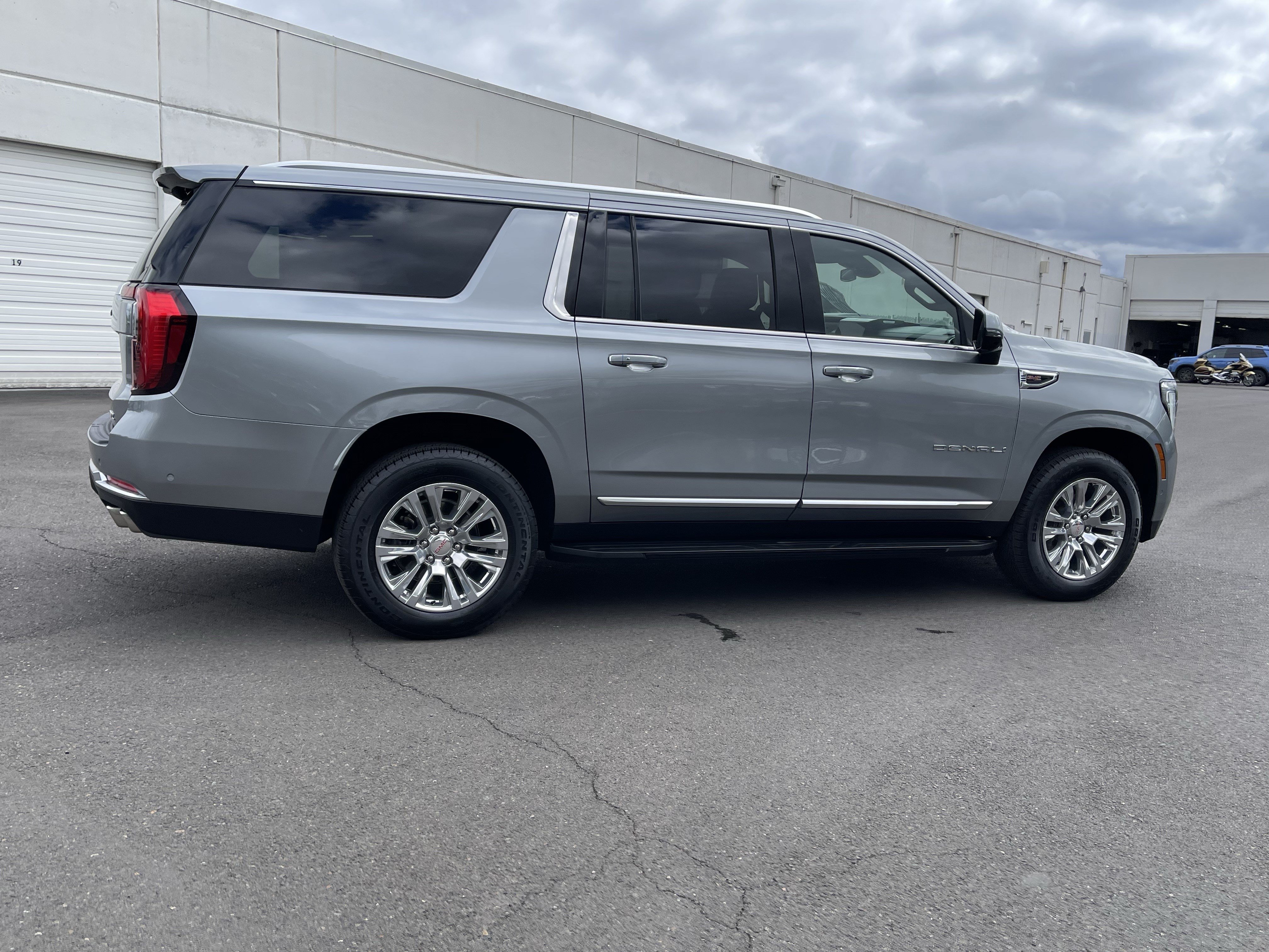 Used 2025 GMC Yukon XL Denali AWD/4WD image 6