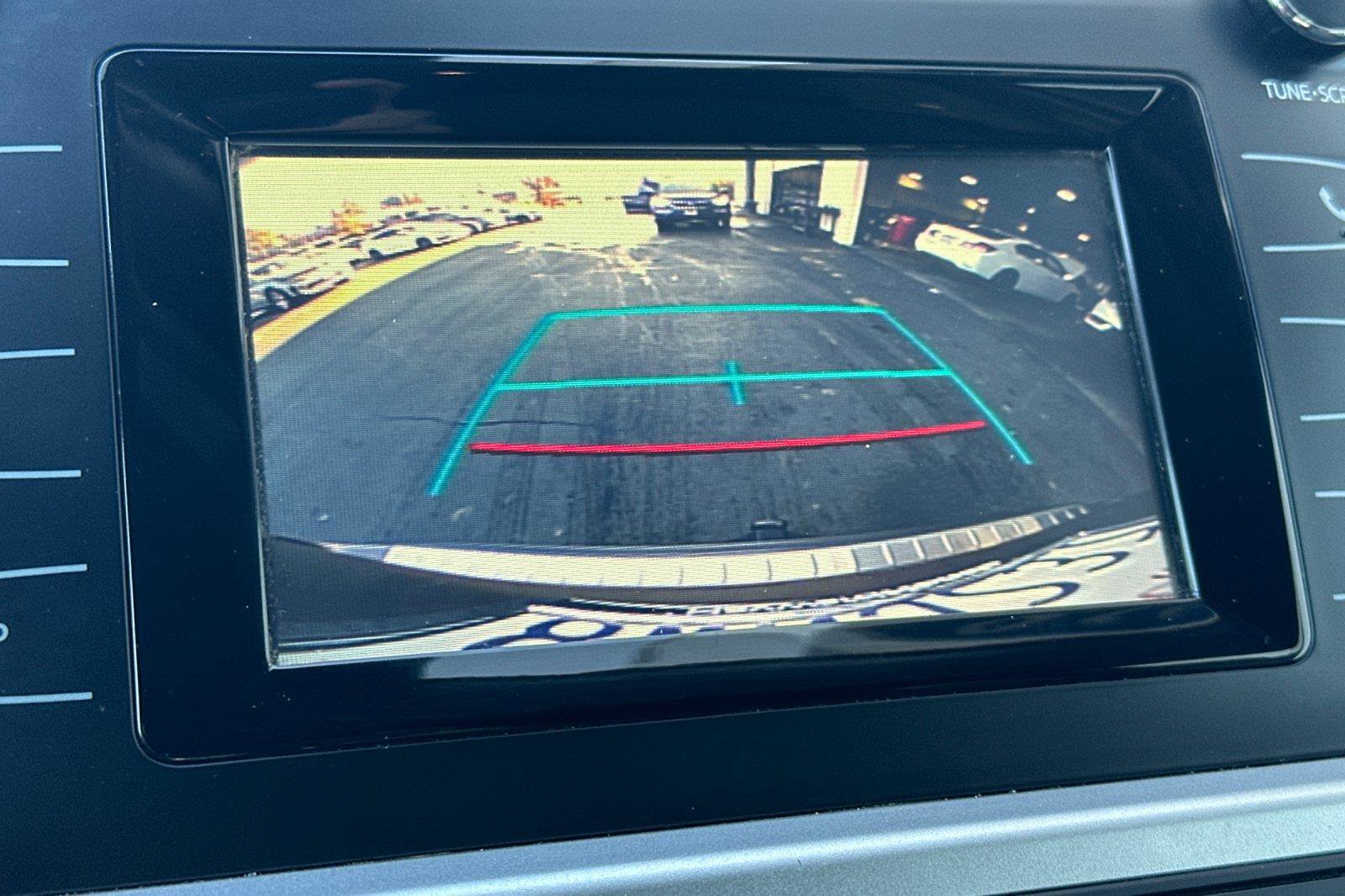 Used 2018 Toyota Highlander LE w/ Carpet Mat Package (TMS) image 19