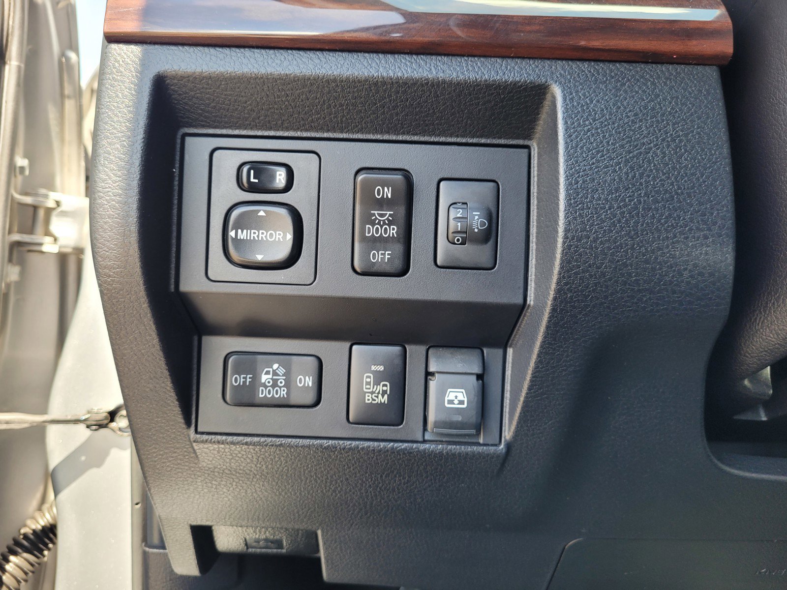 Used 2016 Toyota Tundra Limited w/ Limited Premium Package image 24
