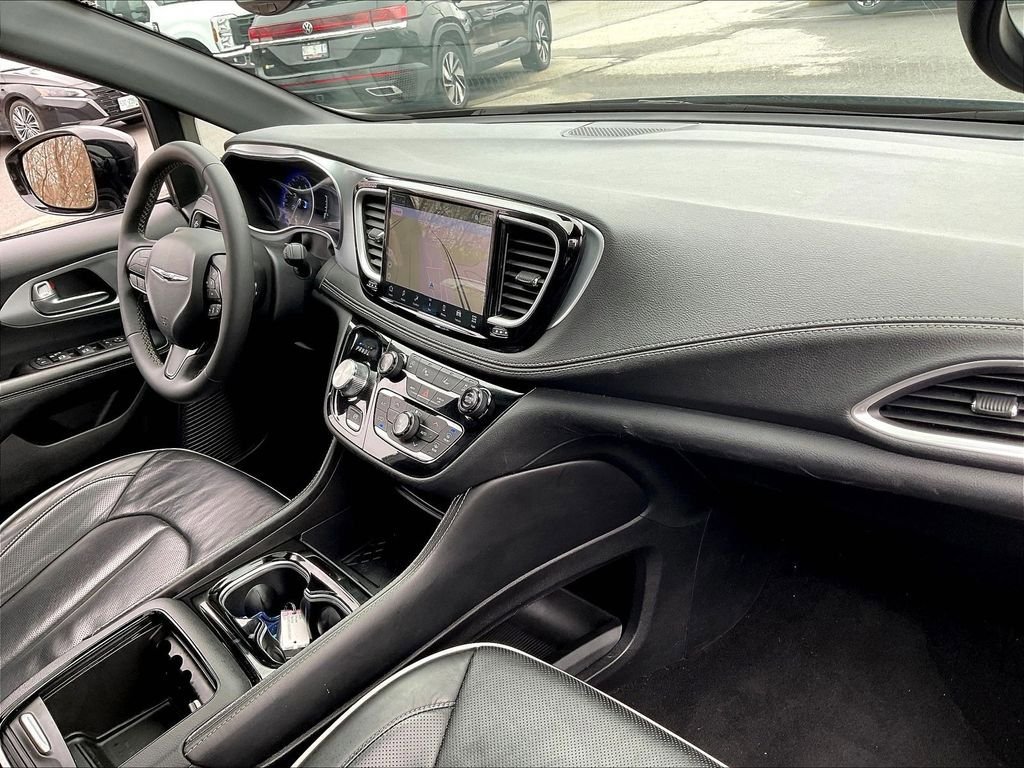 Used 2025 Chrysler Pacifica Limited FWD image 13