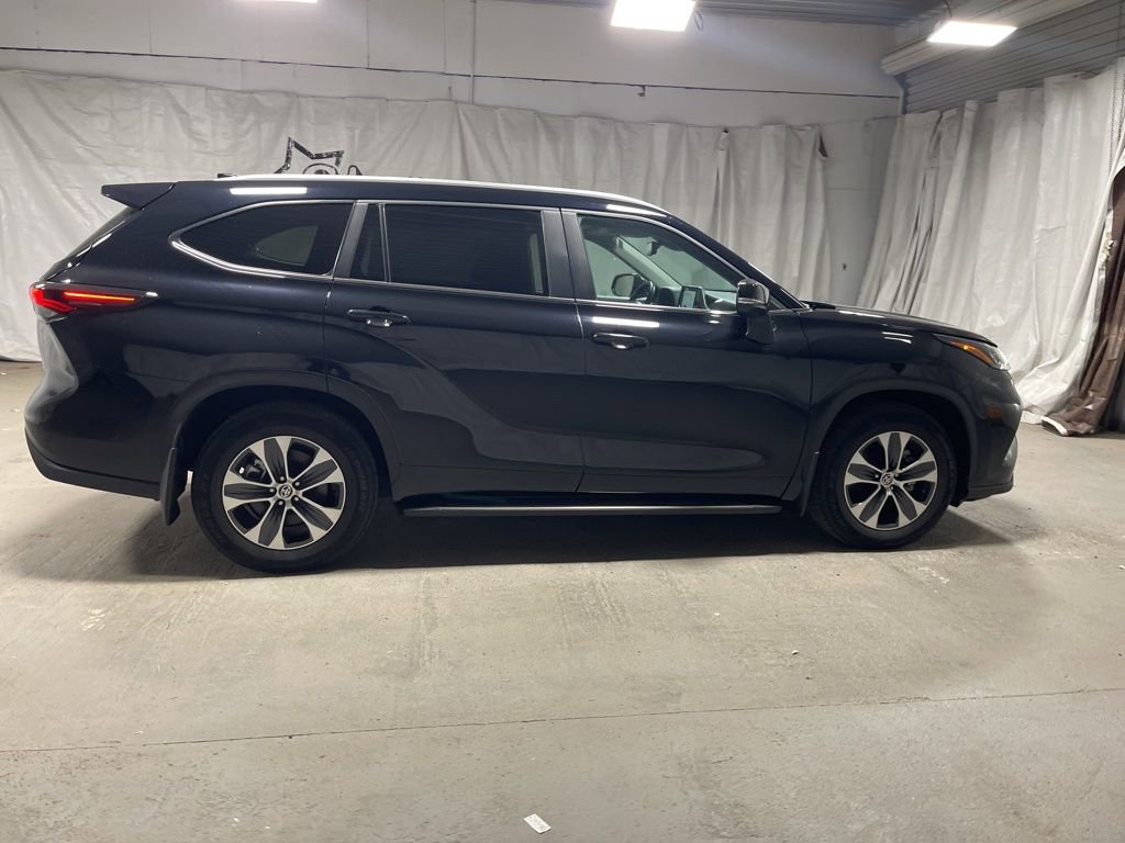 Used 2024 Toyota Highlander XLE image 8