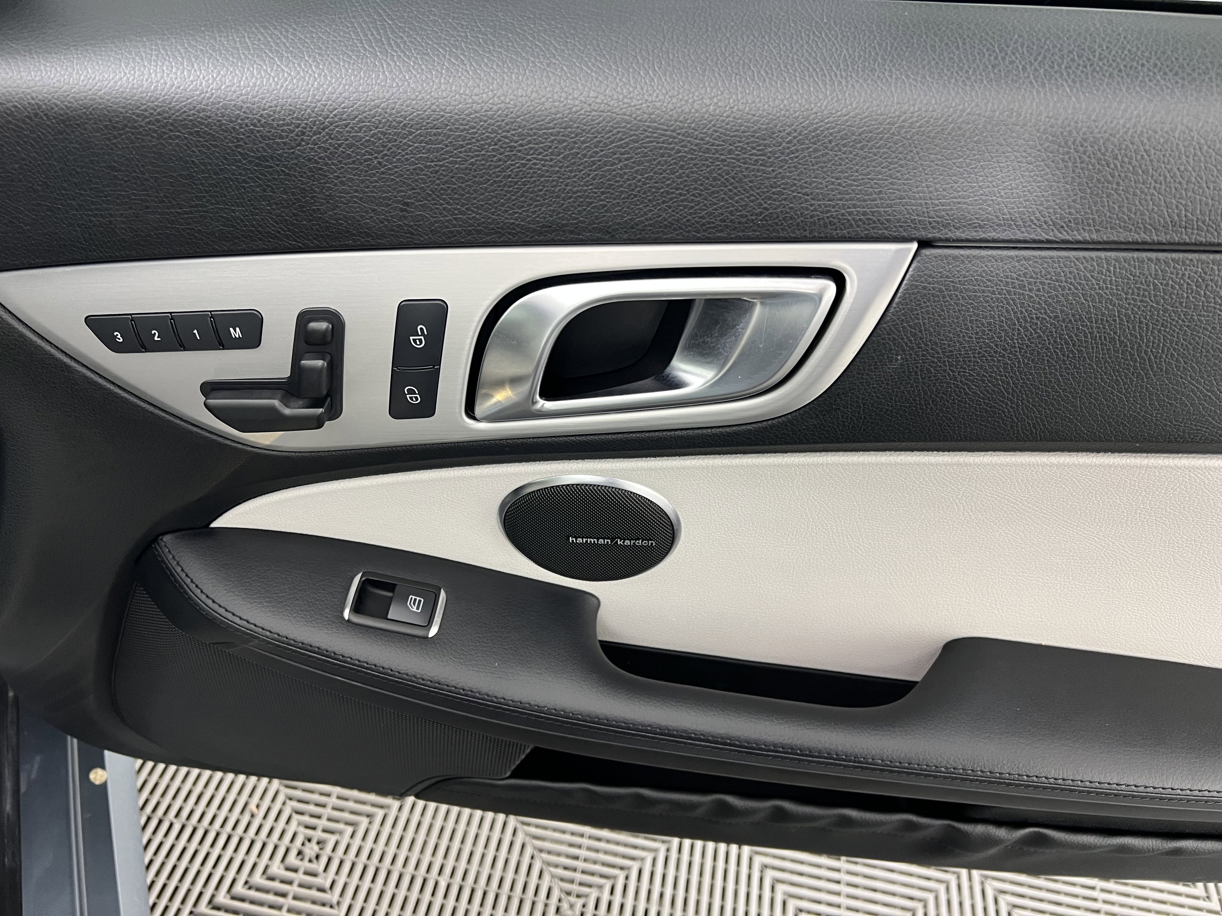 Used 2012 Mercedes-Benz SLK 350 image 27