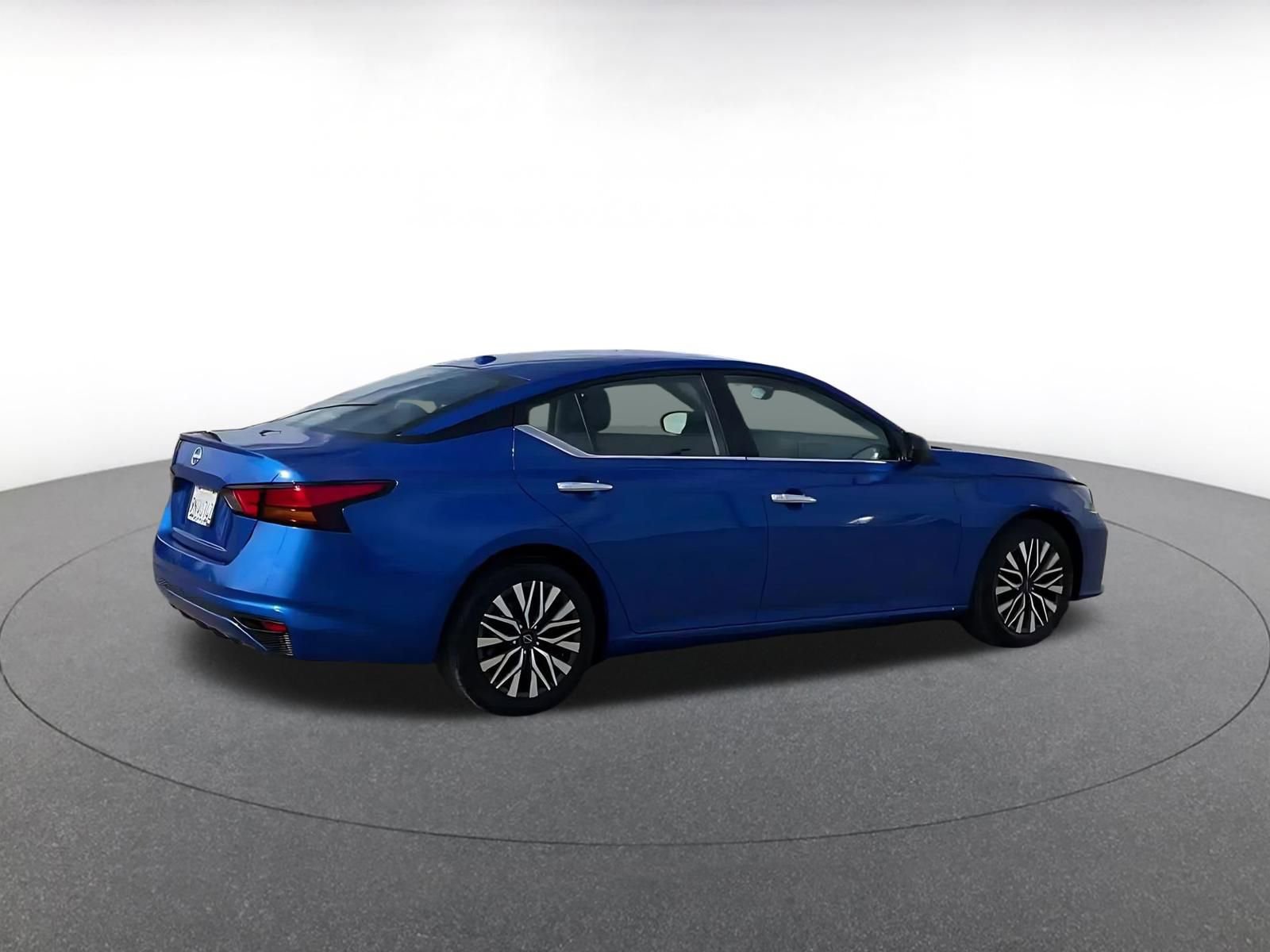 Used 2025 Nissan Altima 2.5 SV FWD image 15