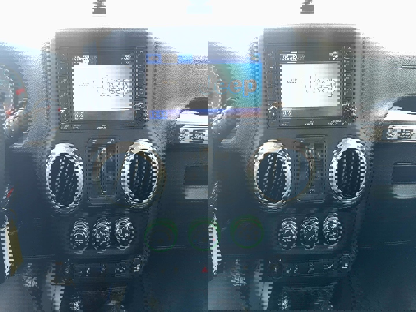 Used 2012 Jeep Wrangler Unlimited Rubicon image 16