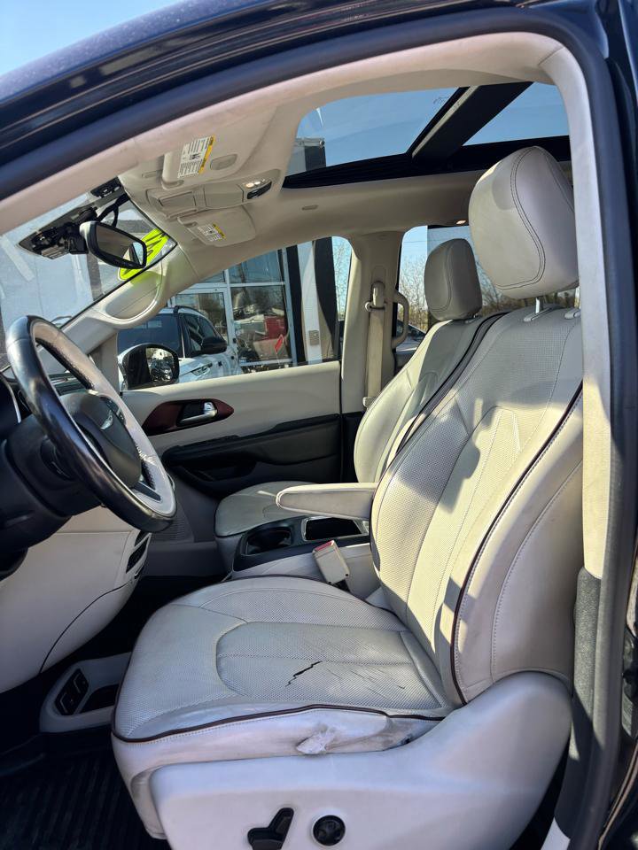 Used 2017 Chrysler Pacifica Limited w/ UConnect Theater Package FWD image 8