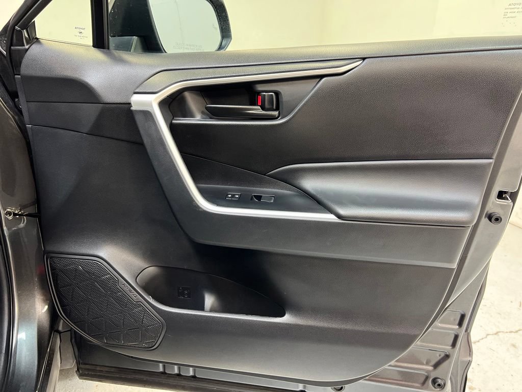 Used 2025 Toyota RAV4 LE AWD/4WD image 31