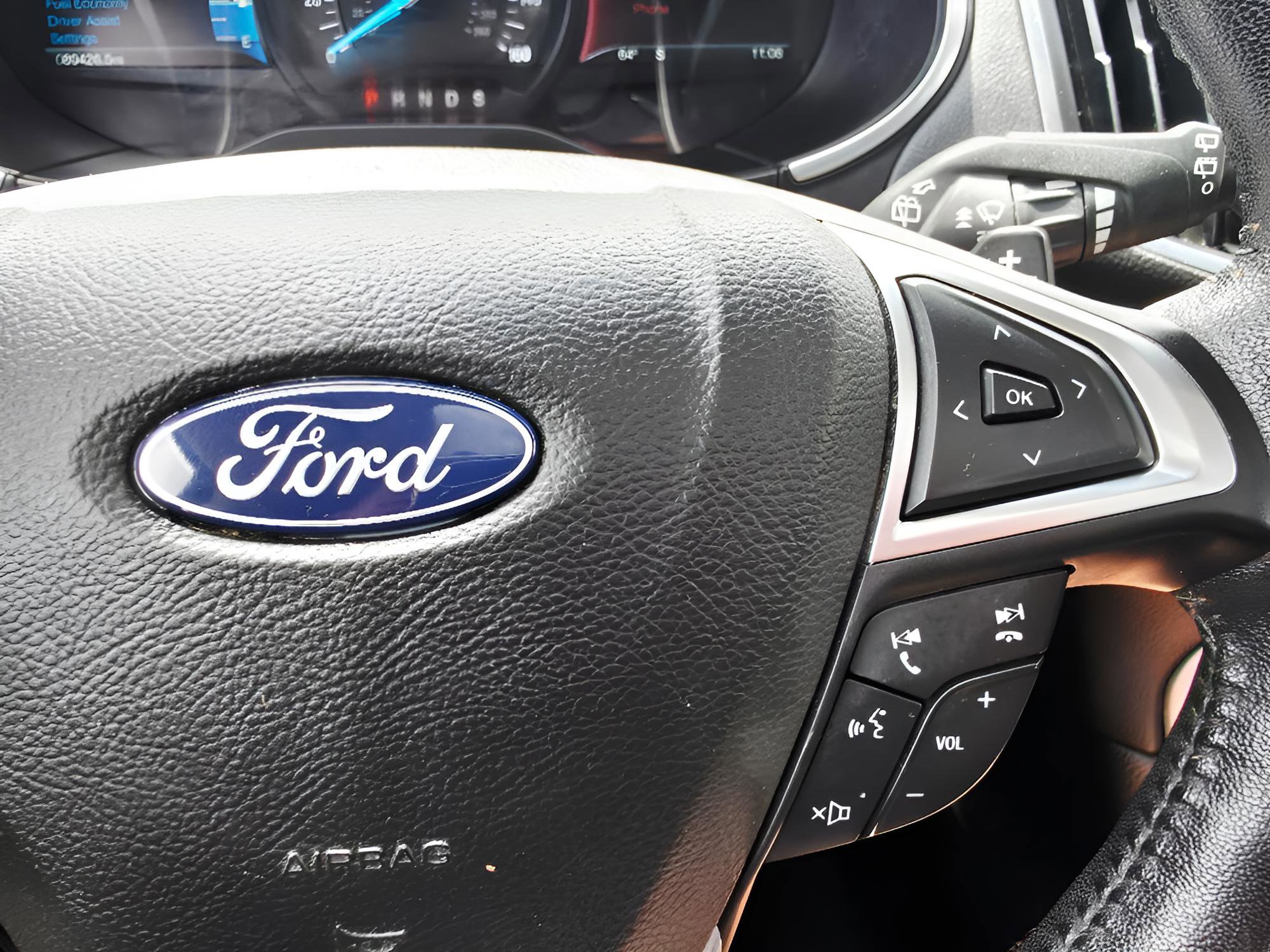 Used 2018 Ford Edge Titanium w/ Equipment Group 301A AWD/4WD image 32