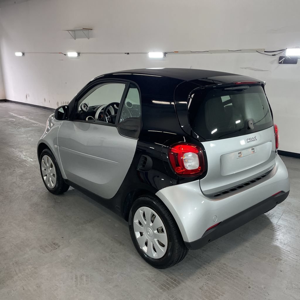 Used 2016 smart fortwo pure RWD image 3
