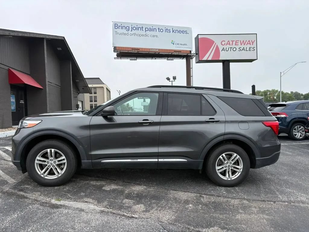 Used 2020 Ford Explorer XLT w/ Equipment Group 202A AWD/4WD image 2