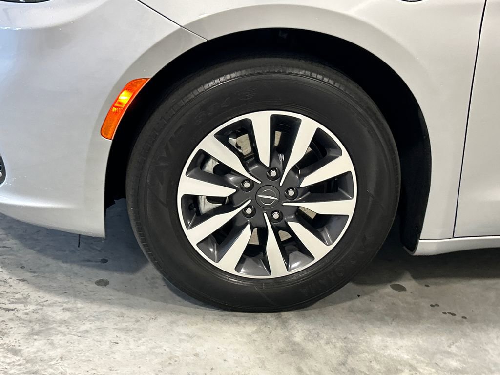 Used 2022 Chrysler Pacifica Touring-L image 11