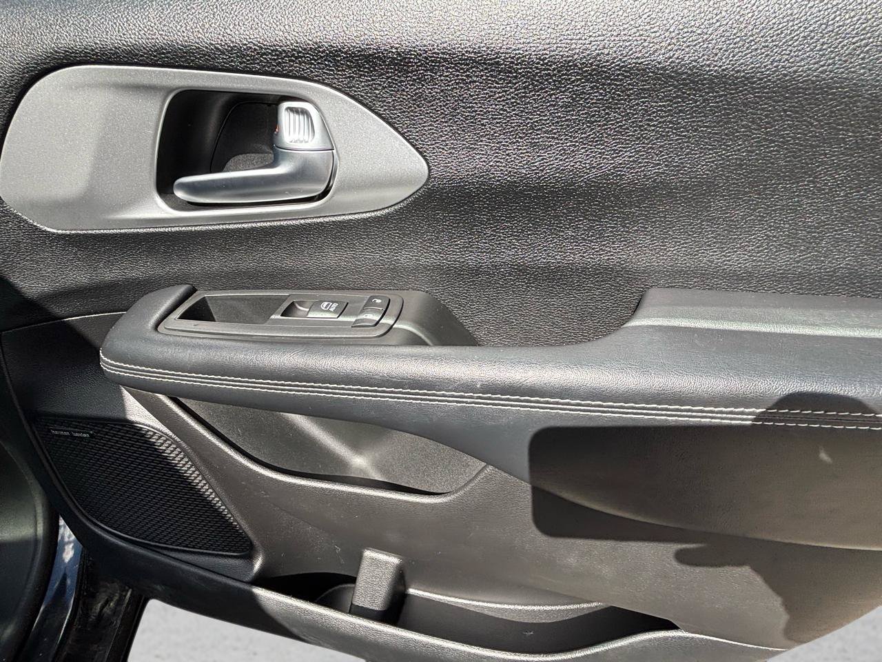 Used 2019 Chrysler Pacifica Limited w/ Advanced Safetytec Group FWD image 17