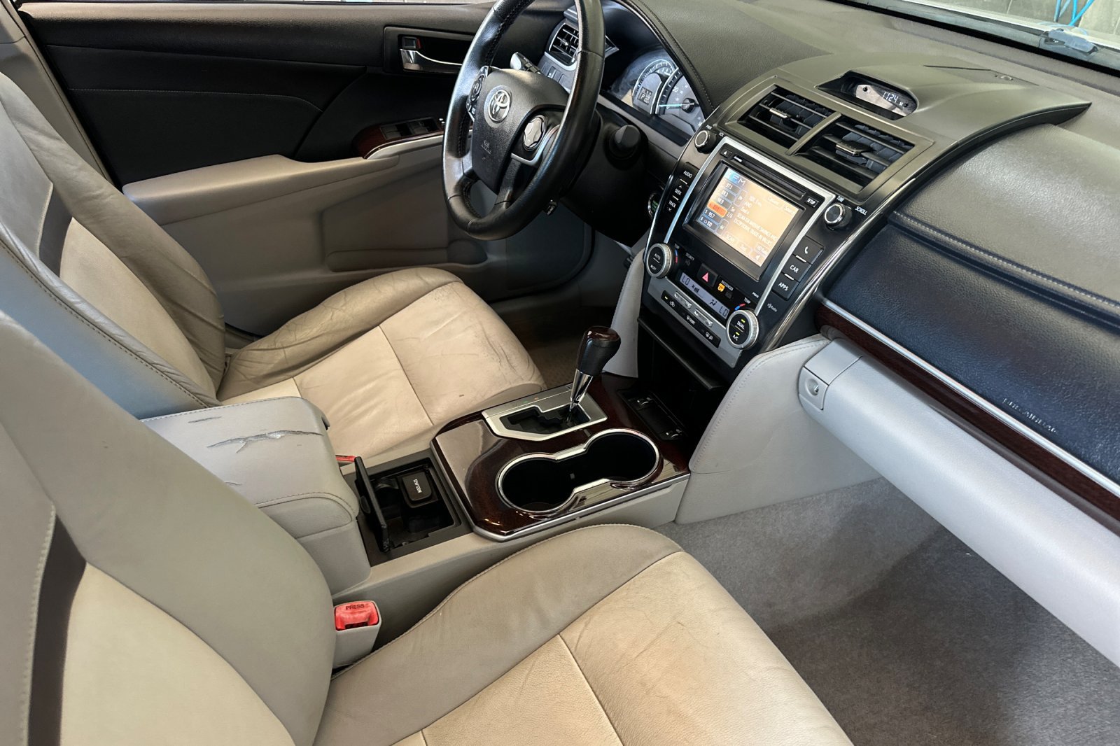 Used 2014 Toyota Camry XLE w/ Leather Package FWD image 16