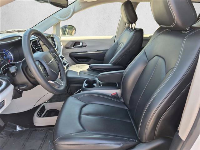 Used 2024 Chrysler Pacifica Limited FWD image 16