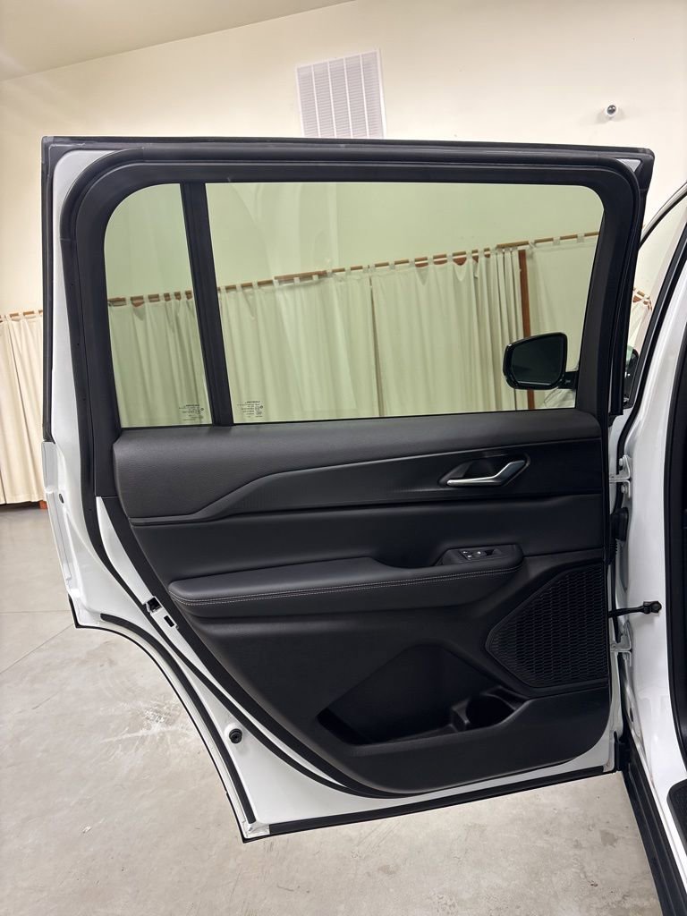 Used 2024 Jeep Grand Cherokee L Laredo image 25