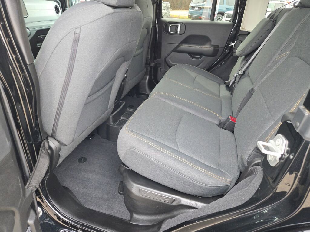 Certified 2025 Jeep Wrangler Unlimited Sahara w/ Safety Group image 17