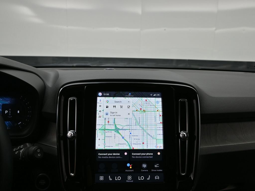 Used 2025 Volvo XC40 B5 Plus image 12