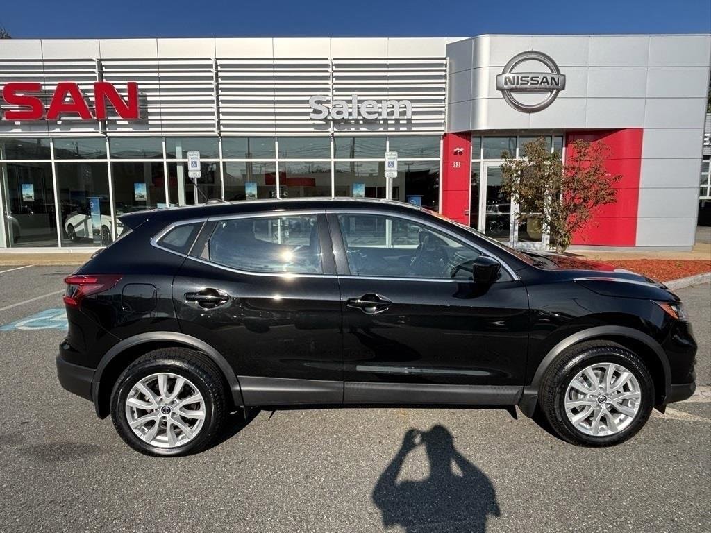 Used 2022 Nissan Rogue Sport S image 2