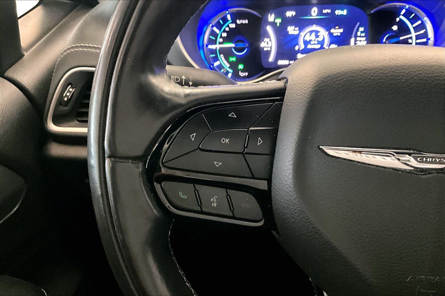 Used 2022 Chrysler Pacifica Touring-L w/ Uconnect Theater Family Group FWD image 22