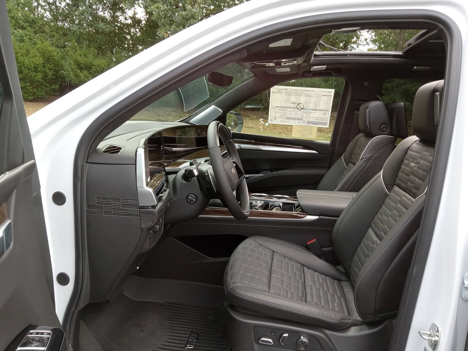New 2026 Cadillac Escalade Platinum Sport w/ LPO, ONYX Package AWD/4WD image 10