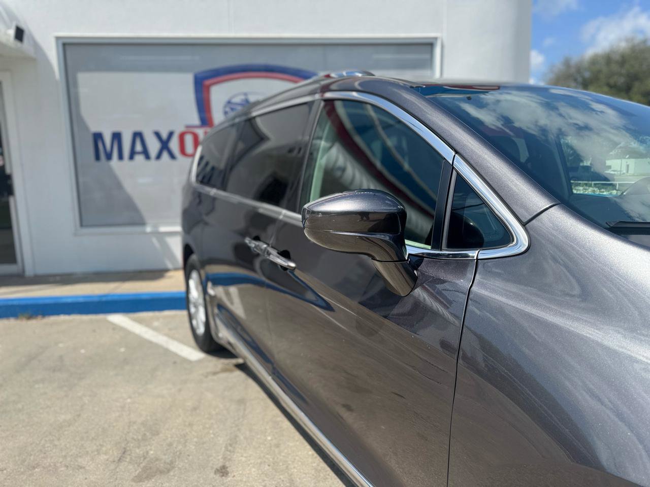 Used 2019 Chrysler Pacifica Touring-L image 17