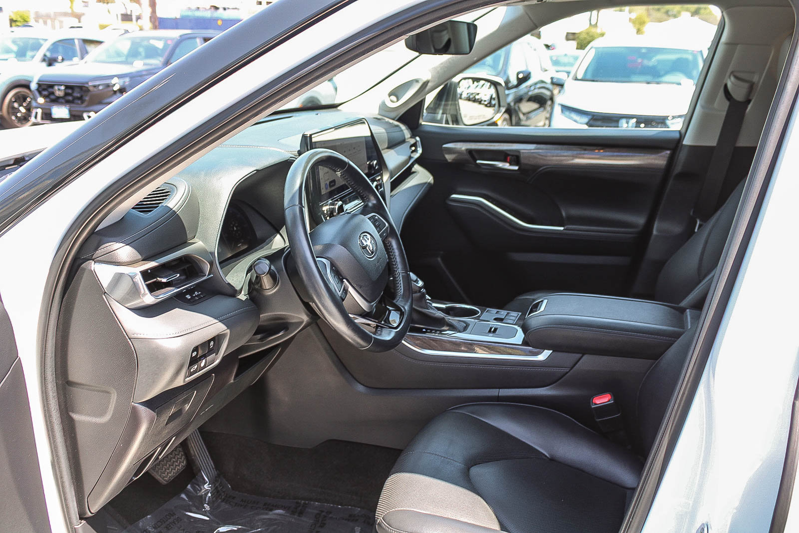 Used 2023 Toyota Highlander Limited FWD image 19