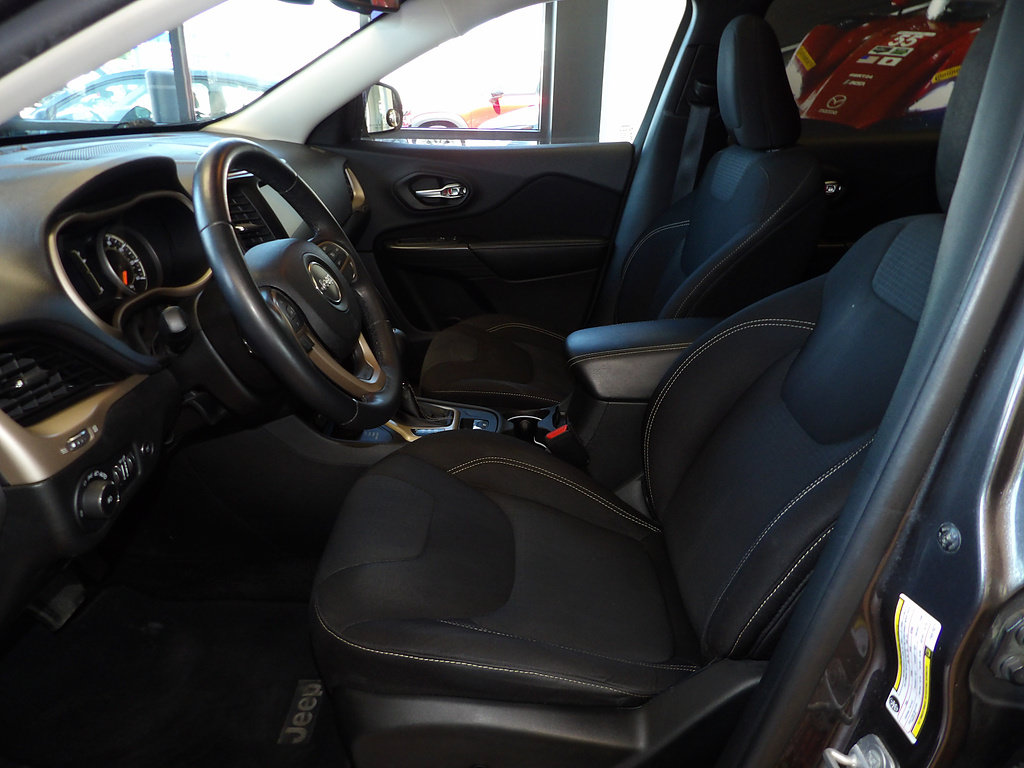 Used 2015 Jeep Cherokee Latitude w/ Comfort/Convenience Group AWD/4WD image 26