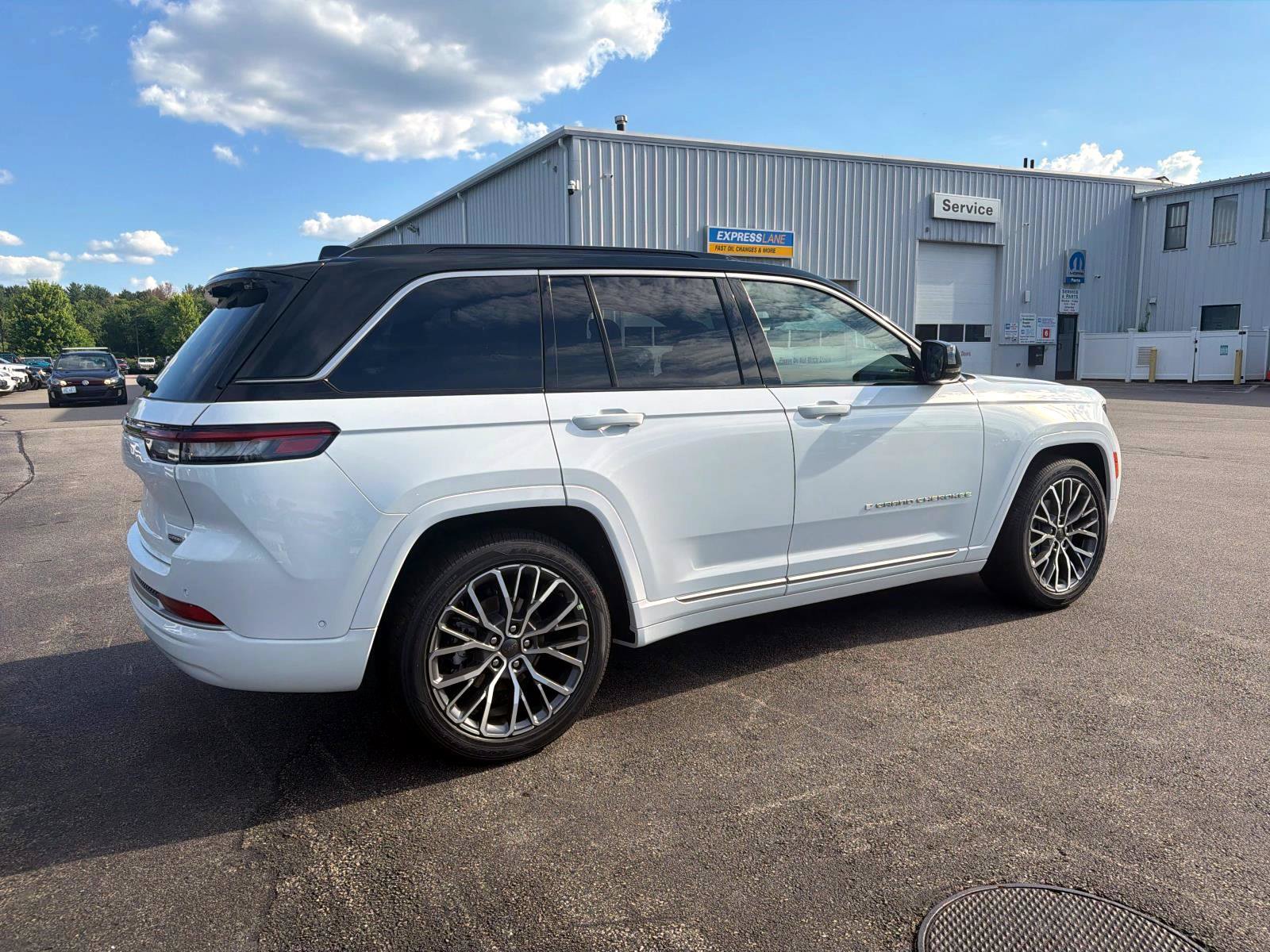 New 2026 Jeep Grand Cherokee Summit w/ Adv Protech Group IV AWD/4WD image 2