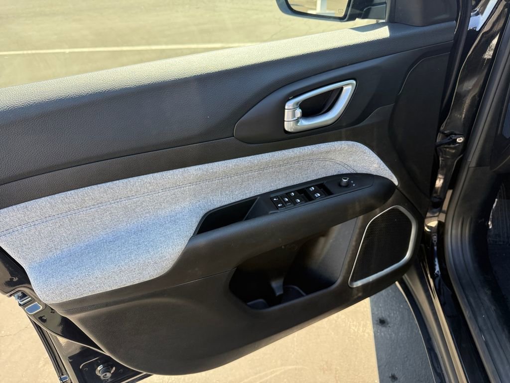 Used 2025 Jeep Compass Latitude image 11