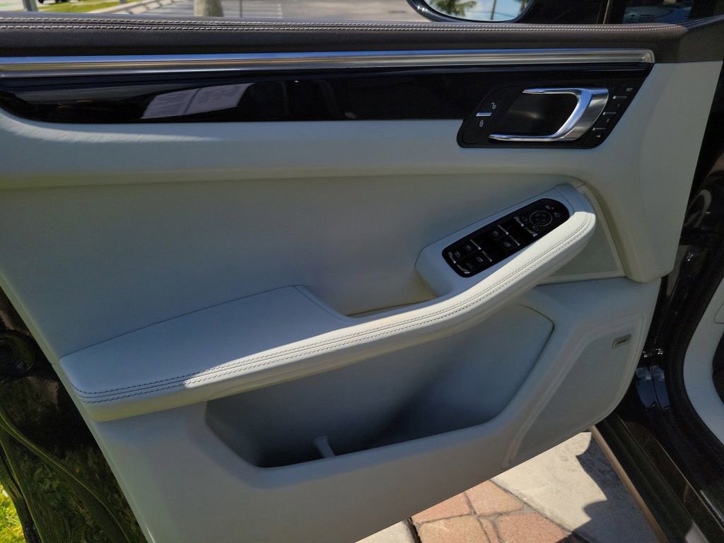 Used 2017 Porsche Macan AWD/4WD image 17