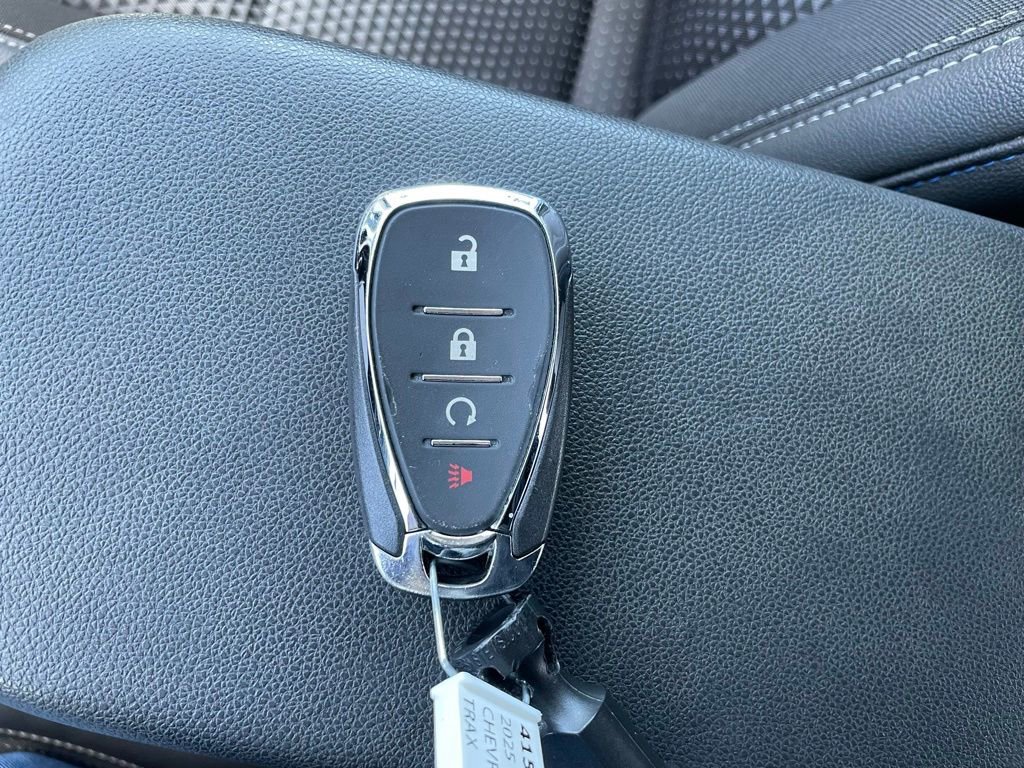 Used 2025 Chevrolet Trax LT FWD image 40