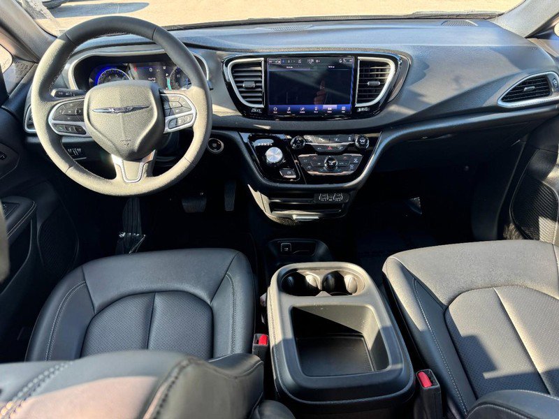 Used 2025 Chrysler Pacifica Select image 9