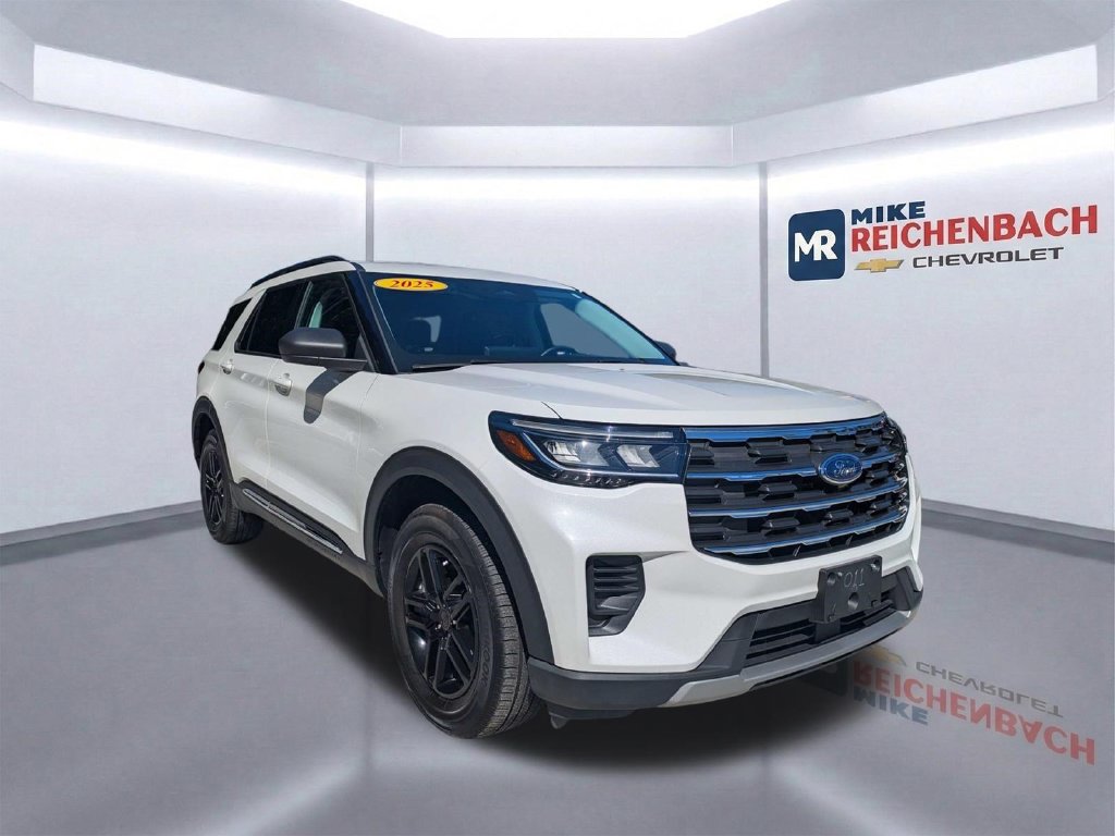 Used 2025 Ford Explorer Active AWD/4WD image 2