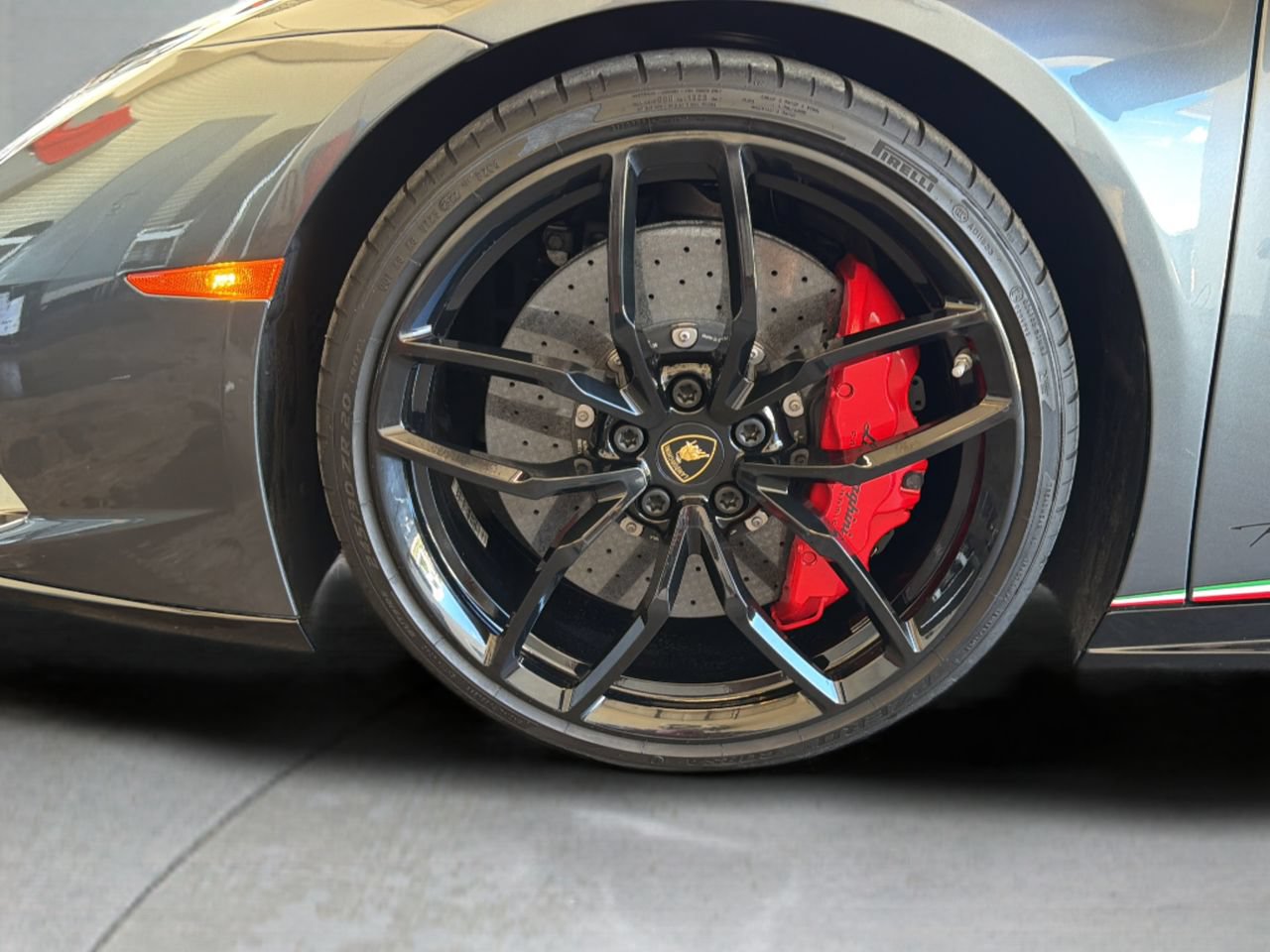 Used 2019 Lamborghini Huracan Performante AWD/4WD image 28