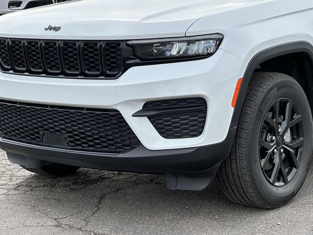 Certified 2024 Jeep Grand Cherokee Altitude AWD/4WD image 8