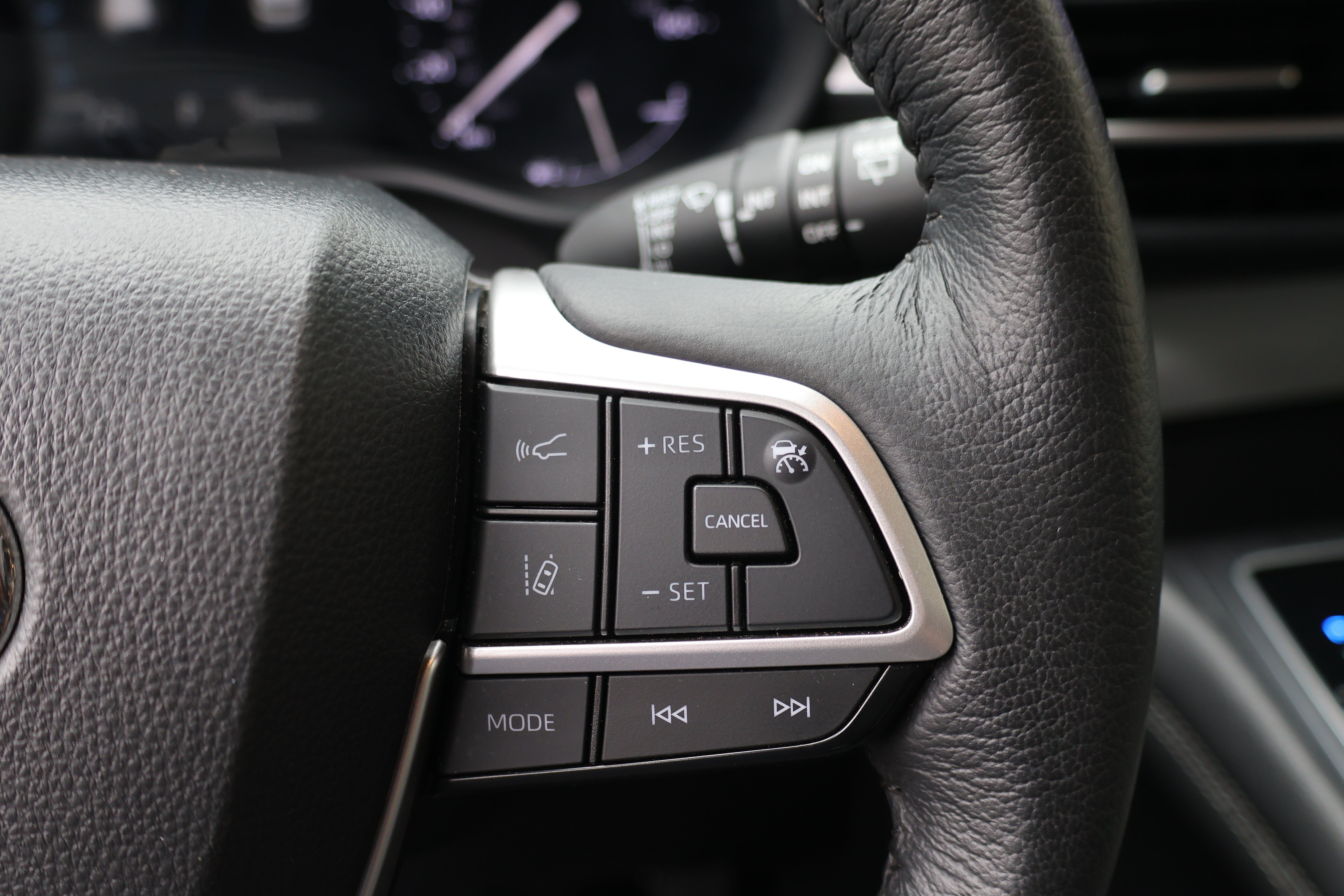 Certified 2025 Toyota Sienna XLE FWD image 28