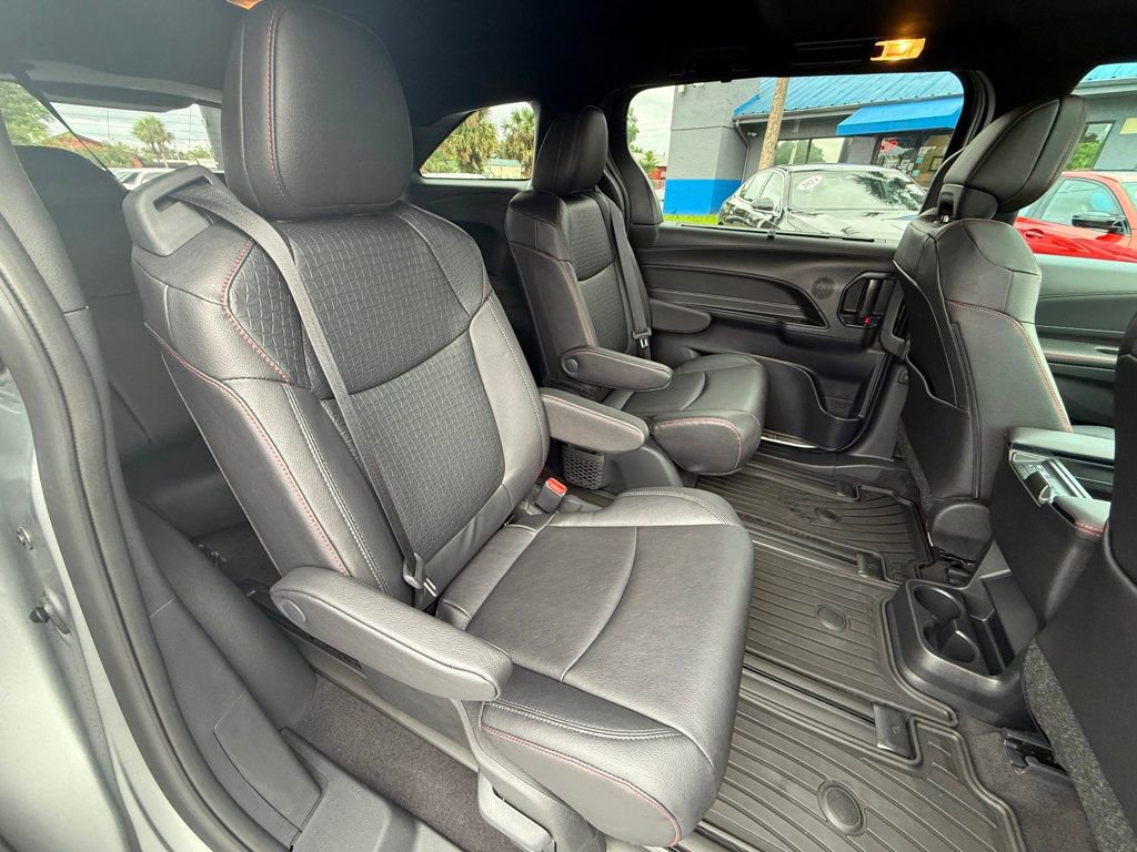 Used 2025 Toyota Sienna XSE image 28